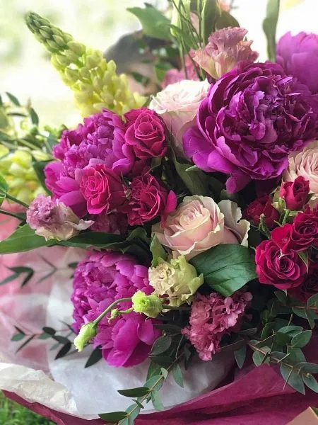 Композиция "Нежная деталь" из пионов и лизиантуса 5