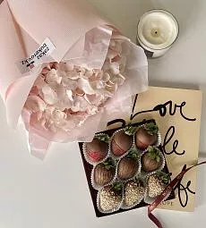 Сет "Гортензия и клубника" моно букет из гортензии и коробочка клубники в шоколаде