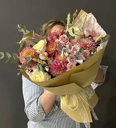 Композиция "Диляна" из георгинов, роз и сухоцветов