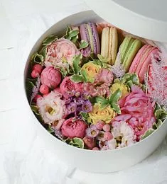 Букет "Луи" из цветов и макарун