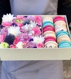 Букет "Лугано" из цветов и макарун