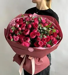 Букет "Adriano" из малиновых пионовидных спрей роз и эвкалипта 