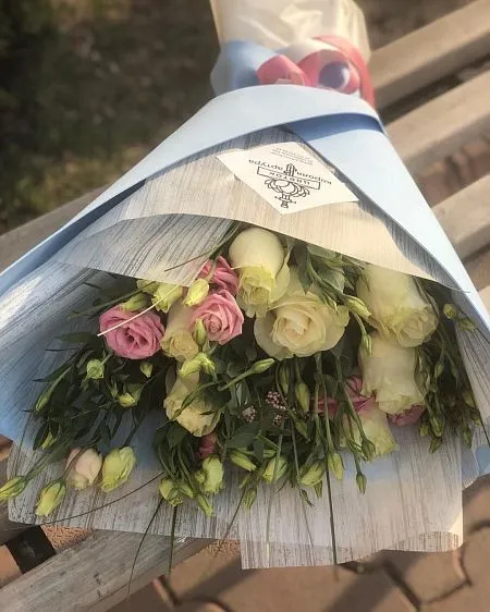 Букет "Луиза" из лизиантусов и роз 4