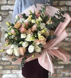 Композиция "Лизиантусы с эвкалиптом"