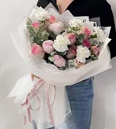 Композиция "Весеннее вдохновение" из гвоздик, роз и пионов