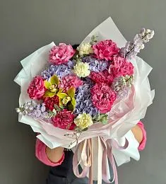 Композиция "Рапсодия" с гортензией, гвоздикой и розами