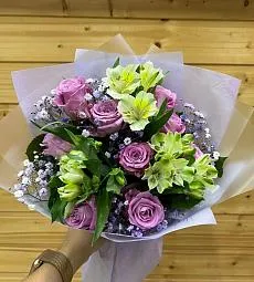 Букет "Мелодия сердца" из альстромерий, роз и гипсофил