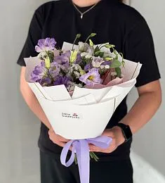 Букет “Лавали” из лизиантусов и статицы