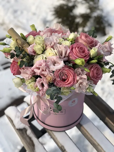 Композиция "Панорама" из роз и лизиантусов 6