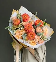 Композиция "Вивальдина" с георгином, ваксом и розами