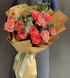 Букет "Sweet Dreamer" из гвоздик, роз и эвкалипта