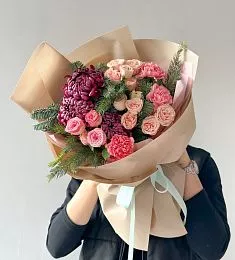 Композиция "Astral Cascade" из хризантем, гвоздик, роз  нобилиса