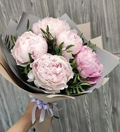 Букет из 5 пионов с фисташкой