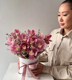 Композиция "Orchidea in box" с орхидеей и ваксом