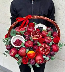 Корзина "Фруктовое искусство" из фруктов и цветов