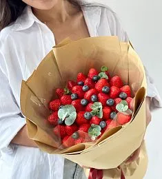 Клубничный букет "Миледи" M из свежей клубники с голубикой и эвкалиптом