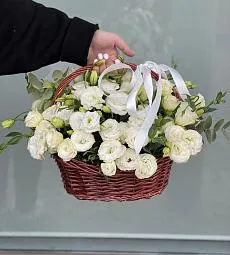 Корзинка с 25 белыми лизиантусами