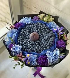 Букеты из ягод и цветов "Чёрная галактика"