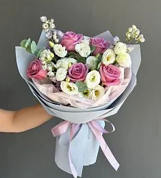 Композиция "Иммерсив" с дельфиниумом, розами и лизиантусом