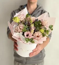 Композиция "Магия момента" из гиацинтов и лизиантусов