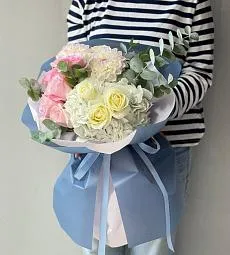 Букет "Баккарди" из роз, гортензий и георгин