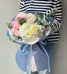 Букет "Баккарди" из роз, гортензий и георгин