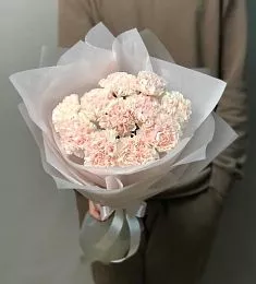 Букет из 11 нежных розовых гвоздик в стильном оформлении