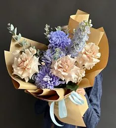 Композиция "Мариам" из роз, дельфиниума и хризантем