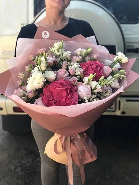 Букет "Шелли" из гортензий, лизиантусов, роз и пионов 6