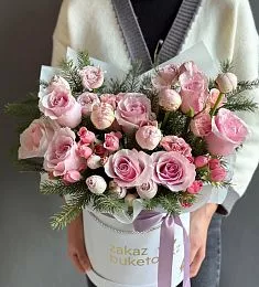 Композиция "Rose Mirage" из роз, пионов и нобилиса