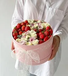 Клубничный бокс с цветами "Офелия" из свежей клубники и роз