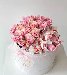 Композиция "Sweet pinky" розы, орхидеи и сладости в коробке