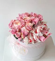 Композиция "Sweet pinky" розы, орхидеи и сладости в коробке