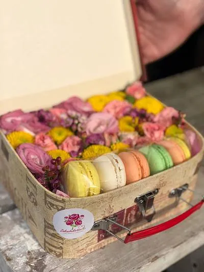 Сундучок с цветами и французскими макаронс 4