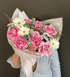 Композиция "Сказочные сны" с розой, герберой и зеленью