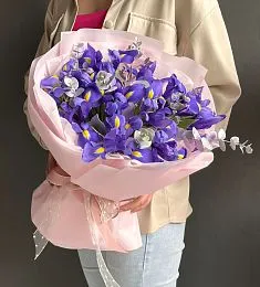 Композиция “Равшана” из роз, гвоздик, хризантем и ирисов