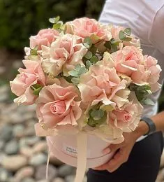 Букет "Розали" из 11 вывернутых голландских роз в коробке