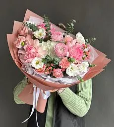 Композиция "Elysium" из гортензии, гвоздик, ранункулюса, роз и лизиантусов