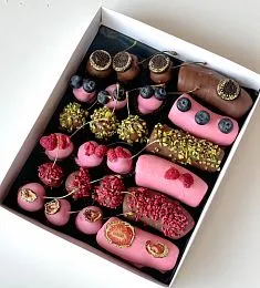 Фруктовый бокс "Лакомство" банан и черешня в шоколаде