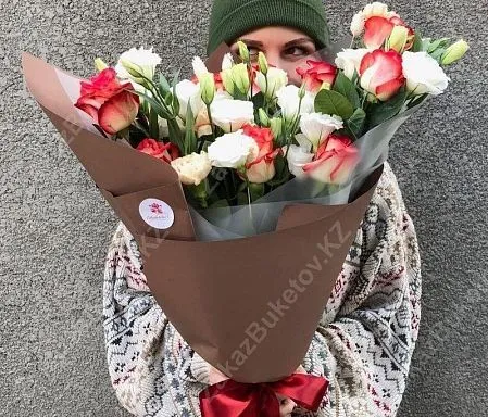 Букет "Весенняя оттепель" из лизиантусов и роз 3