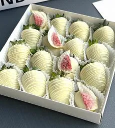 Клубничный бокс "Strawbella" клубника в белом шоколаде