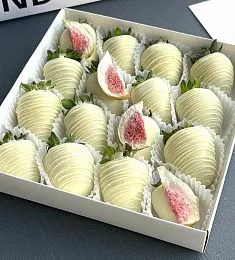 Клубничный бокс "Strawbella" клубника в белом шоколаде