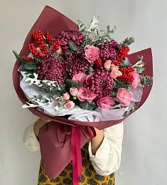 Букет "Зимний восторг" из роз, хризантем и нобилиса