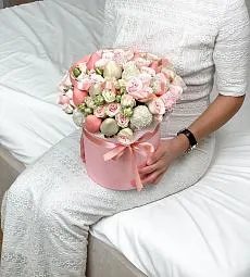 Клубничный бокс с цветами "Энн"