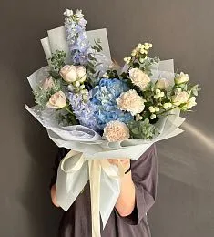 Композиция "Луис" из гвоздик, гортензий, спрей роз и дельфиниума