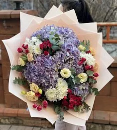 Композиция "Фаренгейт" из гортензий, хризантем и эвкалипта