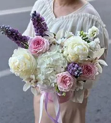 Композиция "Деманта" с альстромерией, гортензией, дельфиниумом и пионом в коробке