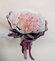 Букет из 11 нежных розовых гвоздик в объемном оформлении