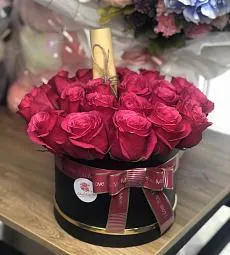 23 голландские малиновые розы в коробке