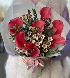 Композиция "Red fantasy" из красных калл и вакса